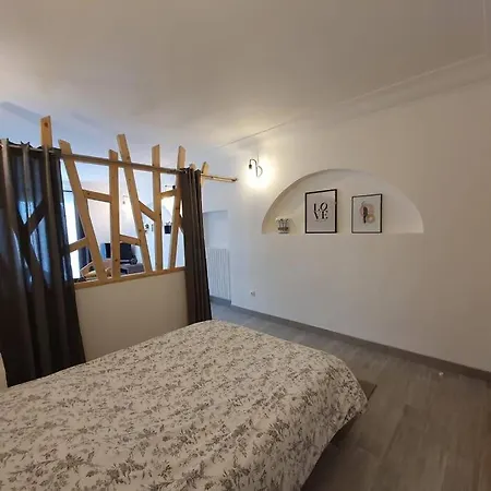 Maisonnette Renovee Et Son Jardin Шательро